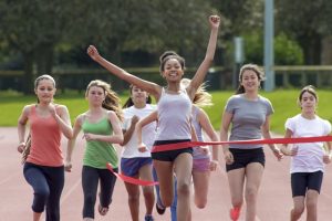 Das gemeinsame Training und das Anfeuern wecken bei den Kindern und Jugendlichen Spaß und ein unvergessliches Teamgefühl. Gemeinsam Laufen ist gesund, steigert die körperliche Fitness und fördert das Gemeinschaftsgefühl (Foto: AOK/hfr.)