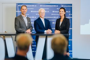 Der bekannte Börsenjournalist Markus Koch (Mitte) mit Ina Krei-mer, Vorstandsmitglied der VerbundVolksbank OWL, und Franz-Josef Kaiser aus dem Produktmanagement der Bank (Foto: VerbundVolksbank OWL eG)