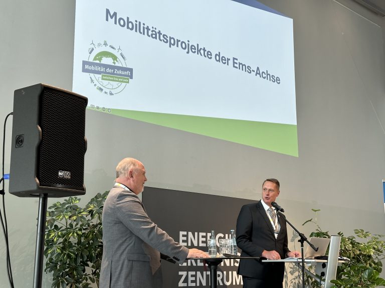 Für eine Mobilität der Zukunft in der Ems-Achse stehen Moderator Helmut Loerts-Sabin (links) und Holger Heymann. (Foto: Wachstumsregion Ems-Achse)