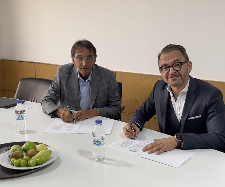 Marcello Corazzola, Managing Director bei Gruber Logistics (links) und Rifat Cicek, neuer Branch Director für Gruber Logistics in der Türkei (rechts), besprechen bei der Vertragsunterzeichnung in Istanbul die zukünftigen Strategien für das Unternehmen in dem Land, das als Brücke zwischen Europa und Asien gilt. (Foto: Gruber Logistics)