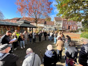 Für die Studierenden von Professorin Ute Aufmkolk aus dem Fachbereich Landschaftsarchitektur und Umweltplanung ist praktisches Arbeiten an echten Projekten gelebte Realität. Bereits im dritten Fachsemester geht es darum, Entwürfe zu praxisrelevanten städtebaulichen Gestaltungsbedarfen zu erstellen oder an studentischen Wettbewerben teilzunehmen. (Foto: TH OWL)