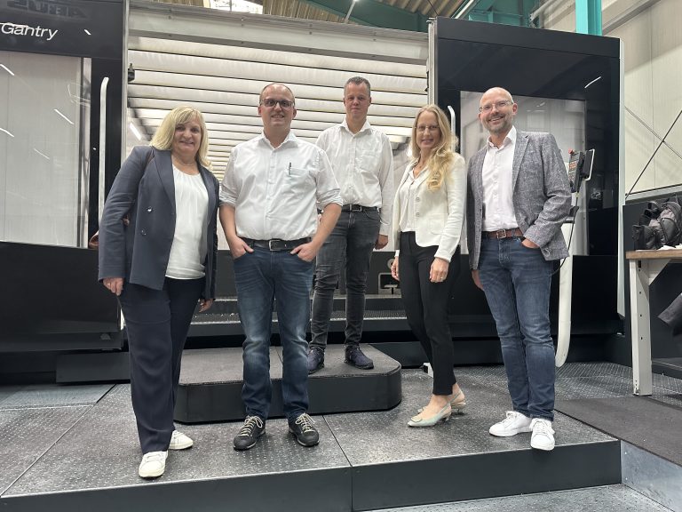 Geschäftsführer Michael und Peter Riemann (2. und 3. v. li.) informierten Dagmar Bahlo, Bürgermeisterin von Georgsmarienhütte (li.) und Landrätin Anna Kebschull sowie WIGOS-Geschäftsführer Peter Vahrenkamp über die geplanten Vorhaben des Werkzeugbau-Unternehmens. (Foto: Sandra Joachim-Meyer)