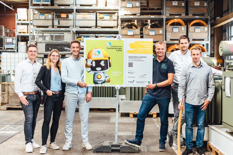 Das Team Glasfaser und IoT (Internet of Things) der SWTE mit Luca Oberländer (v.l.), Nicole Dell-brügge, Jelle Kurris, Philipp Ostendorf, Richard Domin und Niklas Kitte plant unter anderem den bevorstehenden Glasfaserausbau. Den Bau begleiten wird auch das Männchen Sweete, das auf den Bauschildern im Projekt zu sehen sein wird. (Foto: SWTE)