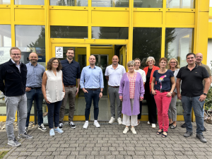 Von links: Michael Kubat (Wirtschaftsförderung Stadt Büren), Thomas Münstermann (Projektkoordinator Ludwig-Erhard-Berufskolleg Büren), Irmhild Jakobi-Reike (Schulleiterin Profilschule Fürstenberg), Benedikt Kottmann (Geschäftsleitung BHK), Tobias Steinhagen (Personal BHK), Uwe Gläßgen (Geschäftsführung Spedition Heinrich Kottmann), Silvia Beller (Human Resources Manager Nöll & Co. GmbH), Anke Hammerström (Wirtschaftsförderung Stadt Büren), Clarissa Rehmann (Schulleiterin Gesamtschule Büren), Anita Rüther (Sekundarschulleitung Geseke), Ute Carl (Abteilungsleitung II Gesamtschule Büren), Sebastian Drewes (StaBo-Beauftragter Sekundarschule Geseke) und Alexander Schlichter (Leiter Ausbildung CP Tech GmbH). (Foto: Stadt Büren)