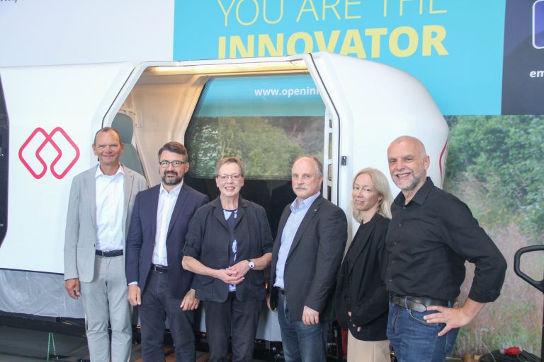 TH-OWL-Präsident Professor Jürgen Krahl (v.l.), der Bundestagsabgeordnete Christian Sauter, die frühere Regierungspräsidentin Marianne Thomann-Stahl, Fachbereichsdekan Professor Thomas Schulte, Sandra Boedeker sowie Thorsten Försterling genossen die kleine Demonstrationsfahrt mit dem MONOCAB (Foto: TH OWL)