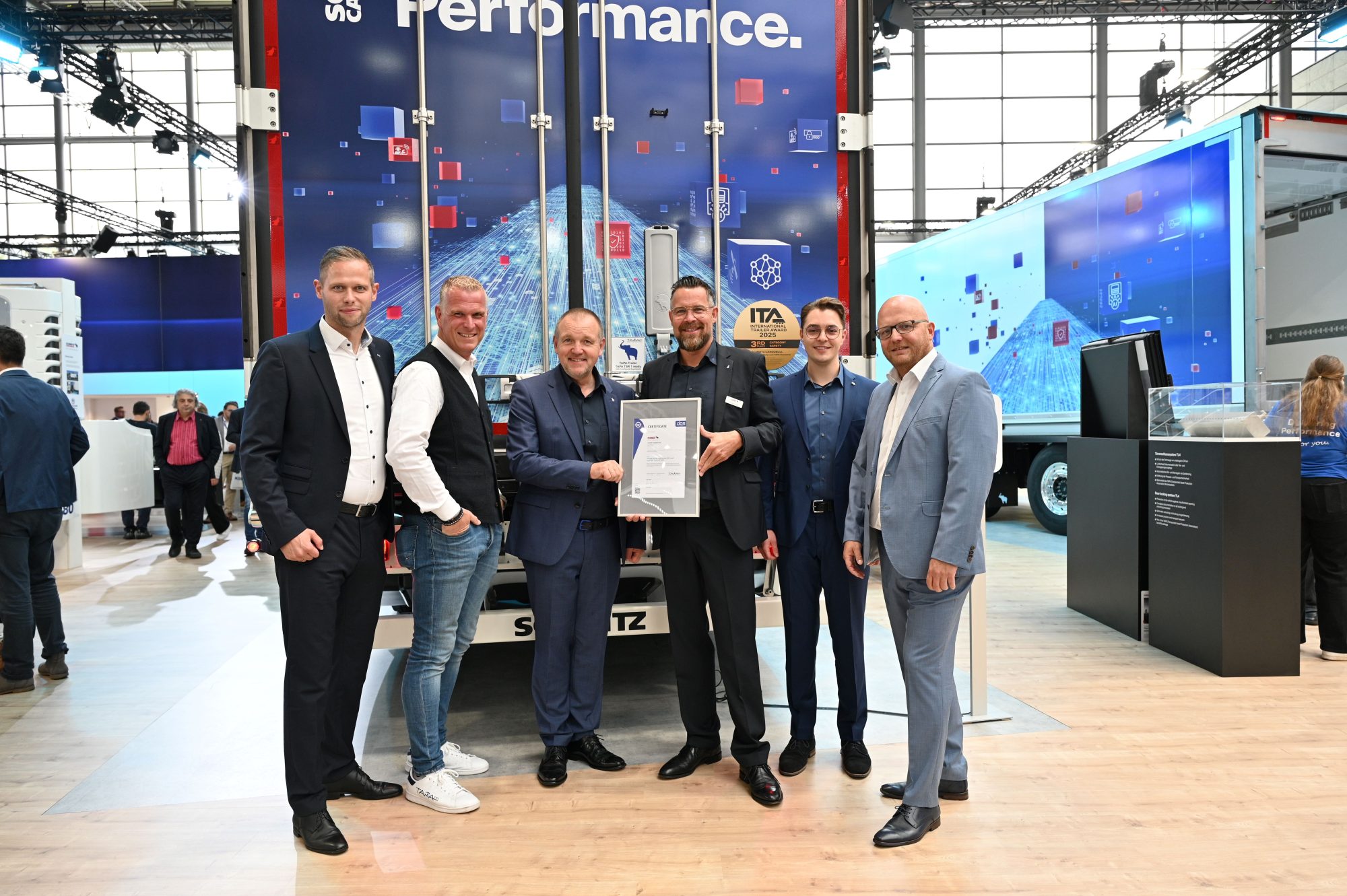 Übergabe des Zertifikats auf dem Schmitz Cargobull-Stand auf der IAA TRANSPORTATION 2024: v.l. Philipp Ostendarp, Technischer Projektleiter ECU & Sensors, Schmitz Cargobull, Markus Prinz, Senior Manager Standards, Transported Asset Protection Association (TAPA) , Volker Flatau, Leiter Produktlinie Cool Freight, Schmitz Cargobull, Carsten Krieger, Produktmanager Produktlinie S.KO, Schmitz Cargobull, Fabian van den Boom, Requirements Engineering, Schmitz Cargobull, Andreas Völkerding, Auditor, DQS (Foto: Schmitz Cargobull)