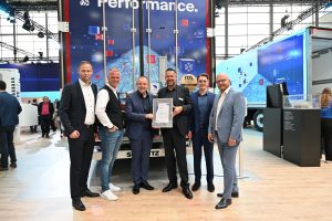 Übergabe des Zertifikats auf dem Schmitz Cargobull-Stand auf der IAA TRANSPORTATION 2024: v.l. Philipp Ostendarp, Technischer Projektleiter ECU & Sensors, Schmitz Cargobull, Markus Prinz, Senior Manager Standards, Transported Asset Protection Association (TAPA) , Volker Flatau, Leiter Produktlinie Cool Freight, Schmitz Cargobull, Carsten Krieger, Produktmanager Produktlinie S.KO, Schmitz Cargobull, Fabian van den Boom, Requirements Engineering, Schmitz Cargobull, Andreas Völkerding, Auditor, DQS (Foto: Schmitz Cargobull)