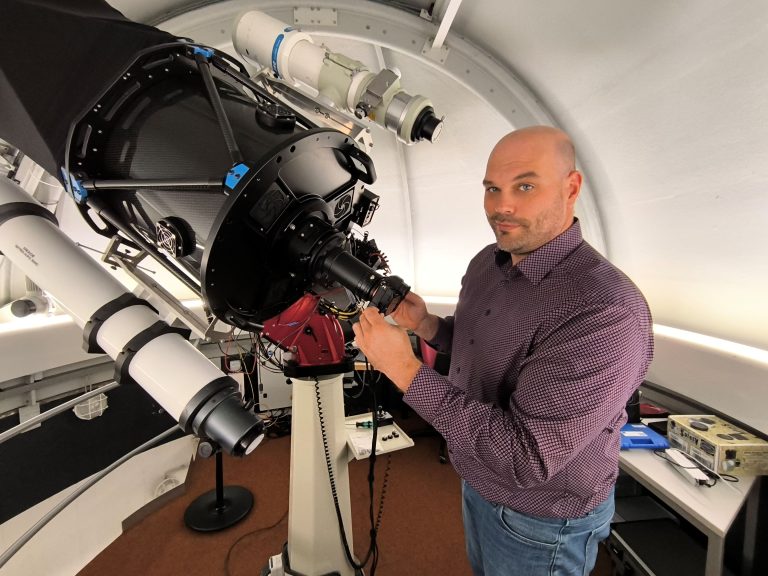 Professor Johannes Üpping leitet das Lehr- und Forschungsgebiet „Physik & Energietechnik“ an der TH OWL und beschäftigt sich unter anderem mit innovativen Lehrmethoden. Er hat Spaß daran, komplexe wissenschaftliche Inhalte regelmäßig durch Vorträge oder öffentliche Vorlesungen zu vermitteln. (Foto: TH OWL)