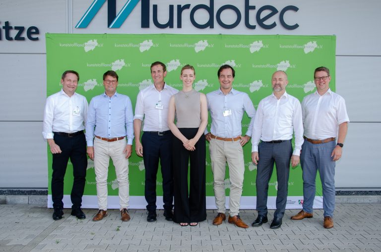 (v.l.n.r.: Dr. Christian Haessler, Covestro Deutschland AG, Alexandre Dangis, Green Dot Consulting BV, Dr. Patrick Glöckner, Evonik Industrie AG, Ines Oud, SIMCON kunststofftechnische Software GmbH, Prof. Dr.Ing. Reinhard Schiffers, Universität Duisburg-Essen, Institut für Produkt Engineering Konstruktion und Kunststoffmaschinen, Dr. Jörg Ulrich Zilles, Quarzwerke GmbH HPF The Mineral Engineers, Peter Barlog, Barlog Plastics GmbH. Nicht auf dem Bild: Dr. Thomas Brackemeyer, Envalior Deutschland GmbH und Frauke Hoffmann, Hoffmann + Voss GmbH Technische Kunststoffe) (Foto: kunststoffland NRW e.V.)