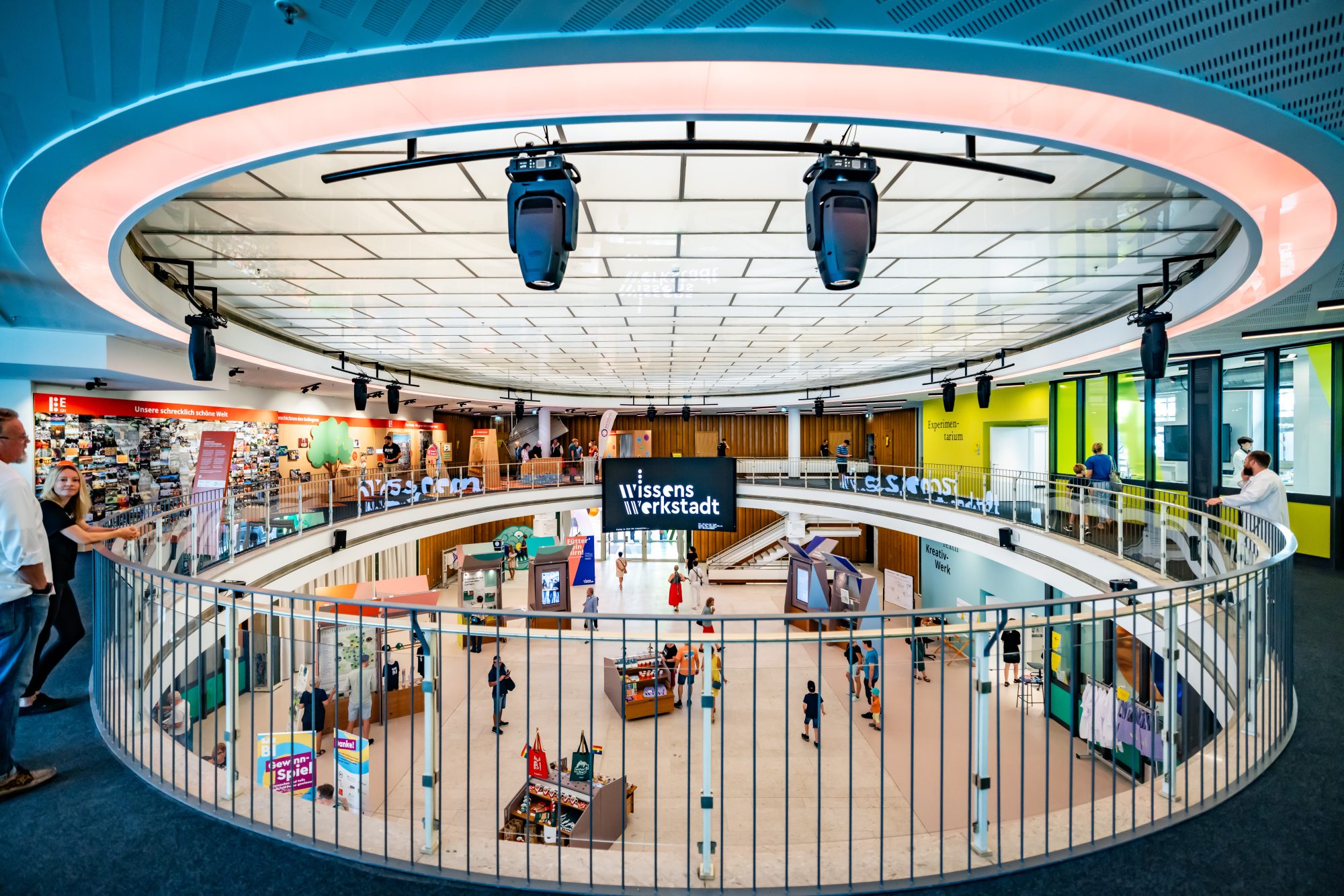 Ein Blick in den Innenraum des sanierten denkmalgeschützten Gebäudes mit der markanten ovalen Lichtdecke. Hier befand sich lange Jahre die Stadtbibliothek. (Foto: Wissenswerkstadt/Sarah Jonek)