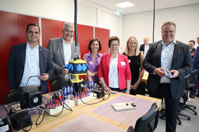 Über die neue Wissenswerkstatt in Vechta freuen sich (von links) Bürgermeister Kristian Kater, Christian Haedge (Vorstandsvorsitzender Wissenswerkstatt), Franziska Lamping vom Förderverein, Dr. Heike Pabst und Julia Korte (beide Wissenswerkstatt) sowie Landrat Tobias Gerdesmeyer. (Foto: Daniel Meier/Wissenswerkstatt)