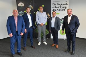 Freuen sich auf den gemeinsamen Messeauftritt auf der EXPO REAL 2024: (v.l.): Dr. Marco Trienes (Wirtschaftsförderungsgesellschaft Paderborn mbH), Thomas Wolf (conceptGT Gesellschaft für Wirtschaftsförderung, Immobilien & Stadtentwicklung GT mbh & Co. KG), Henrich Hardieck (WEGE Wirtschaftsentwicklungsgesellschaft Bielefeld mbH), Marco Müller, (GEwerk GmbH in Bielefeld) und Björn Böker (OstWestfalenLippe GmbH). (Foto: OstWestfalenLippe GmbH)