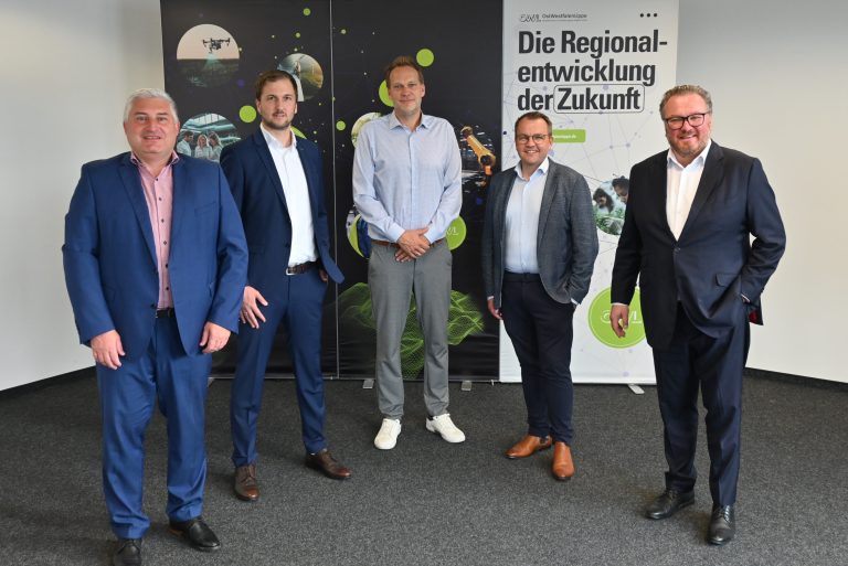 Freuen sich auf den gemeinsamen Messeauftritt auf der EXPO REAL 2024: (v.l.): Dr. Marco Trienes (Wirtschaftsförderungsgesellschaft Paderborn mbH), Thomas Wolf (conceptGT Gesellschaft für Wirtschaftsförderung, Immobilien & Stadtentwicklung GT mbh & Co. KG), Henrich Hardieck (WEGE Wirtschaftsentwicklungsgesellschaft Bielefeld mbH), Marco Müller, (GEwerk GmbH in Bielefeld) und Björn Böker (OstWestfalenLippe GmbH). (Foto: OstWestfalenLippe GmbH)