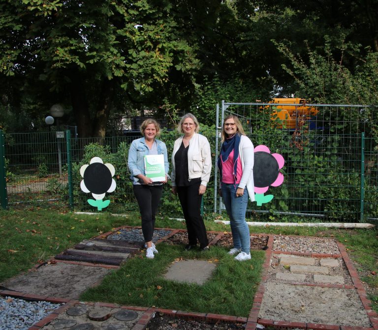 Anke Kellermeier von der WIGOS-Koordinierungsstelle „einfach MINT“ überreichte im Namen der „Stiftung Kinder forschen“ an KiTa-Leiterin Nina Gersmann. und Mari-on Kellermann, pastorale Koordination der Kirchengemeinde St. Elisabeth, die Ur-kunde und Plakette (Foto: KiTa Antoinette Schiller)