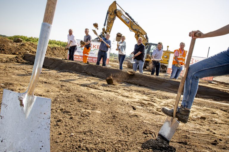 (v. li. n. re.): Bürgermeister Erik Ballmeyer, Ortsbürgermeister Wilhelm Tiemeyer, stellvertretender Leiter der Niedersächsischen Landesbehörde für Straßenbau und Verkehr – Geschäftsbereich Osnabrück, Dr. Frank En-gelmann, oleg-Geschäftsführerin Susanne Menke, Technischer Leiter des Bauunternehmens Wübker, Holger Krämer, Leiter des Fachdienst Planen und Bauen Ostercappeln, Michael Borgmeier, und Bauleiter Christoph Pieper freuen sich, dass die Erschließungsarbeiten nun starten konnten. (Foto: oleg / Miriam Loeskow-Bücker)