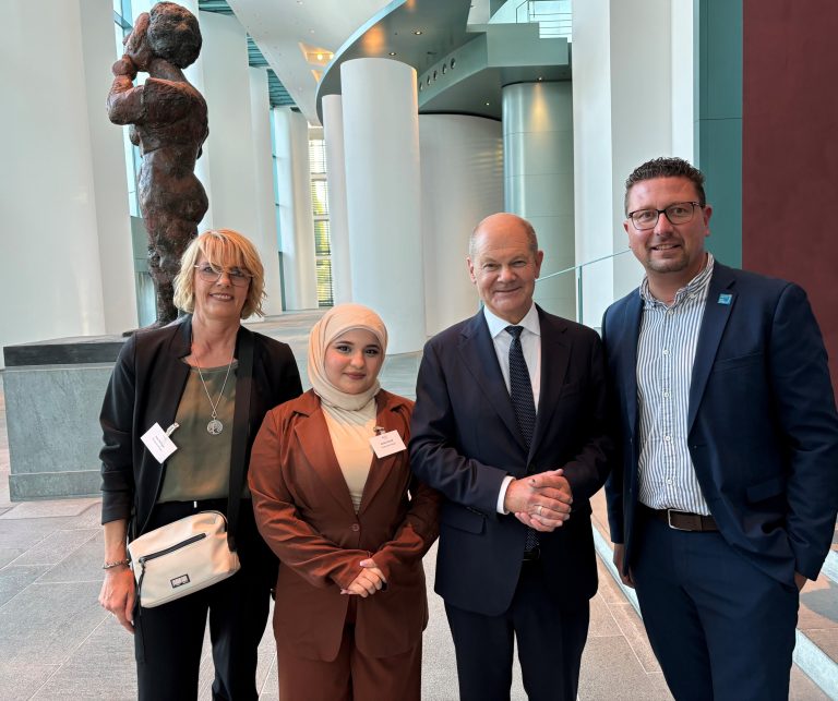 Zu Gast im Bundeskanzleramt (von links): Friseurmeisterin Ines Brünger, die Auszubildende Saliha Khalaf und MaßArbeit-Vorstand Lars Hellmer (rechts) mit Bundeskanzler Olaf Scholz. (Foto: MaßArbeit)
