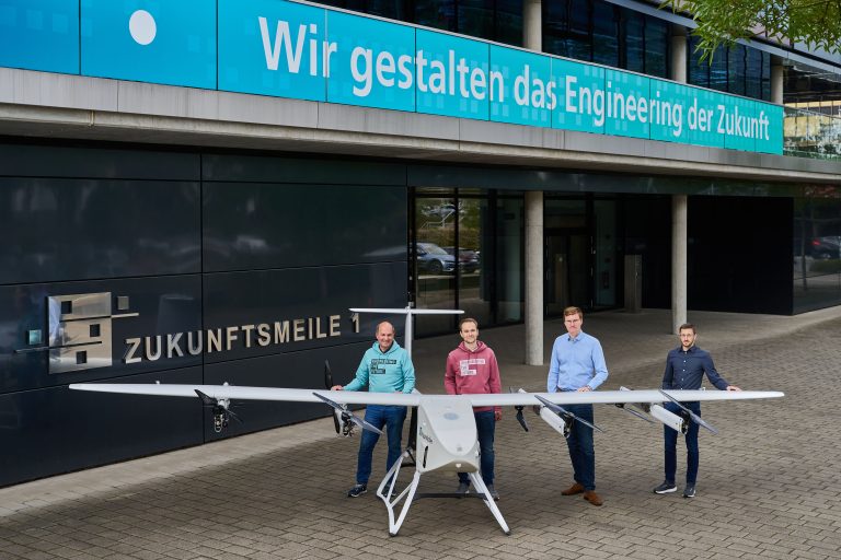 7 Meter Spannweite und bis zu 126 km/h schnell: Prof. Ansgar Trächtler (links) und sein Team am Fraunhofer IEM um Mark Henkenjohann (v.l.), Udo Nolte und Julien Jahneke entwickeln die autonome Flugdrohne ALBACOPTER (Foto: Fraunhofer IEM / Janosch Gruschczyk)