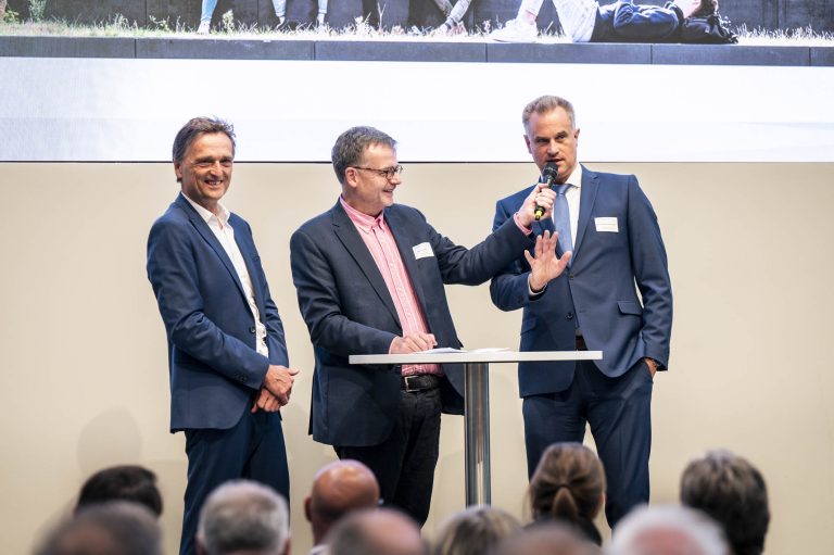 Im Gespräch: Prof. Dr. Felix Osterheider (Mitte) mit Prof. Dr. Andreas Bertram und Prof. Dr. Alexander Schmehmann (Foto: Bettina Meckel)