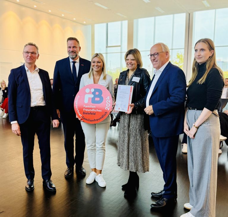 (v.l.n.r.) Ullrich Tepper (Stv. Geschäftsführer, Leiter "Industrie, Nachhaltigkeit und Wirtschaftspolitik", IHK Bielefeld), Dr. Jens Prager (Geschäftsführer Handwerkskammer OWL), Katharina Lihs (HR Operations Managerin, EK Retail), Carina Schulze-Bastert (Head of Human Resources Germany, EK Retail), Pit Clausen (Oberbürgermeister Stadt Bielefeld) und Hanna Drabon (Projektleiterin Startup Paket, WEGE Bielefeld) bei der feierlichen Übergabe. (Foto: EK)