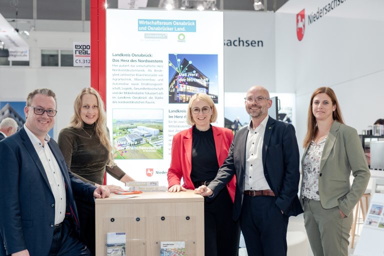 Freuten sich über den erfolgreichen Messe-Auftritt (v.li.): WFO-Geschäftsführer Ingmar Bojes, Landrätin Anna Kebschull, Oberbürgermeisterin Katharina Pötter, WIGOS-Geschäftsführer Peter Vahrenkamp und oleg-Geschäftsführerin Susanne Menke. (Foto: Photogenika)