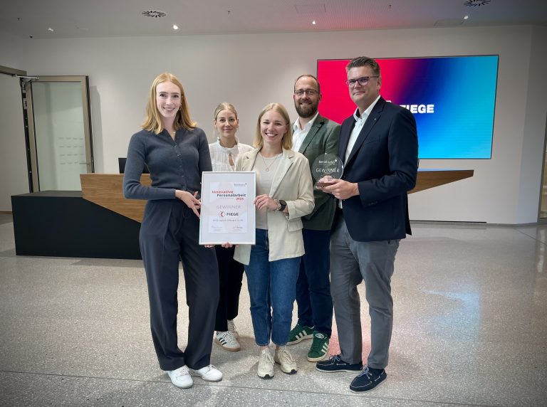 Ausgezeichnet: Anna-Lena Loewels, Ricarda Kaiser, Sandra Titzmann, Bernd Benneker und Alexander Neudorf (v.l.n.r.) präsentieren stellvertretend für den Fiege-Bereich People & Culture den Preis der Wirtschaftsförderungs- und Entwicklungsgesellschaft Steinfurt für innovative Personalarbeit. (Foto: Fiege)
