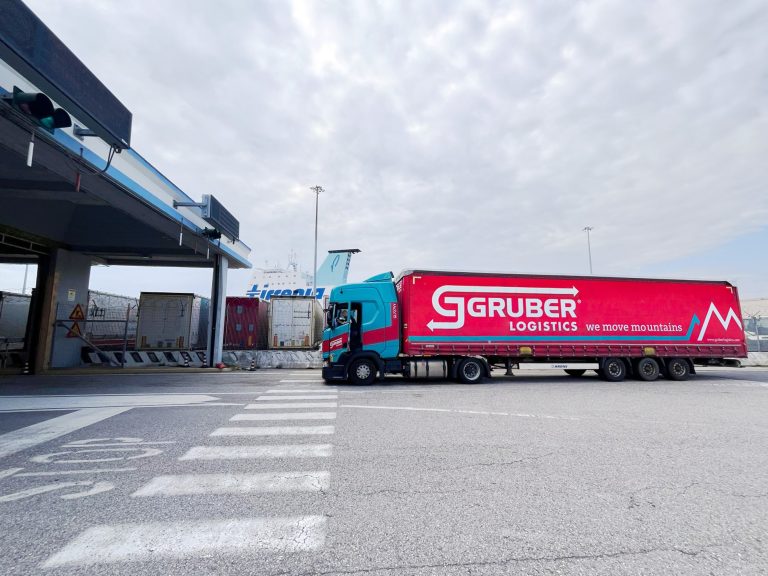 Gruber Logistics auf dem Weg in die digitale Zukunft: Der Einsatz des elektronischen Frachtbriefs (eCMR) verspricht mehr Transparenz und Effizienz im internationalen Warenverkehr. (Foto: Gruber Logistics)
