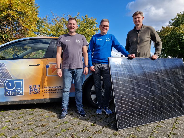 Sonnenschein sorgt für gute Laune und gute Geschäfte bei der 5vor Klima GmbH. Mit den beiden Inhabern Carsten Paulini und Stephan Schlüter freut sich der Blomberger Wirtschaftsförderer Waldemar Bichler (v. l.). (Foto: IHK Lippe)