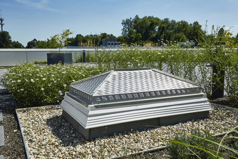 Das Durchsturzsicherungssystem HDS LK für Lichtkuppeln und -bänder verhindert den Absturz von Personen auf dem Dach und bietet zudem auch einen verlässlichen Hagel- und Sonnenschutz (Foto: Kingspan Light + Air)