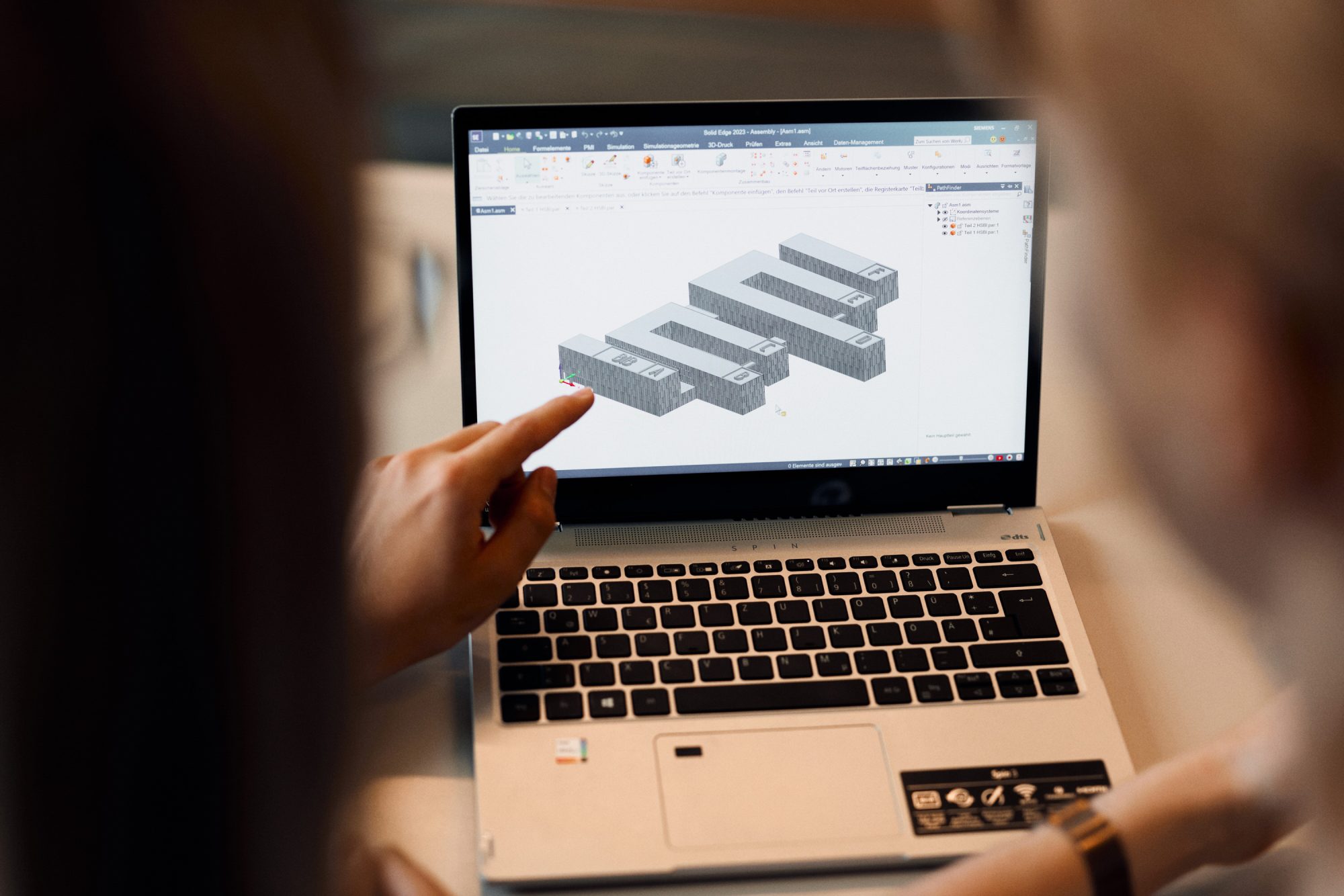 Am Rechner wurden im CAD-Programm zunächst alle Elemente des Spiels konstruiert, bevor sie sich mit Hilfe des 3D-Druckers materialisierten. (Foto: P. Pollmeier/HSBI)