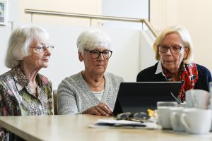 Älteren Menschen praxisnahe Einblicke in moderne Technologien zu geben, die ein selbstbestimmtes Leben im Alter unterstützen – das ist Ziel des Projektes „Auch im Alter digitale Technik und KI erleben und nutzen. (Foto: S.Freitag/HSBI)