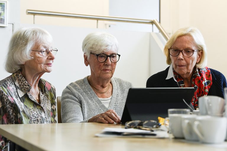 Älteren Menschen praxisnahe Einblicke in moderne Technologien zu geben, die ein selbstbestimmtes Leben im Alter unterstützen – das ist Ziel des Projektes „Auch im Alter digitale Technik und KI erleben und nutzen. (Foto: S.Freitag/HSBI)