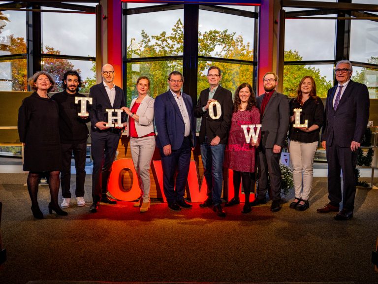 Geehrte und Laudator:innen auf einen Blick (v.l.): Professorin Dr. Uta Pottgiesser, Vizepräsidentin für Kultur, Kommunikation und Internationales, Omar Abdelhady, Professor Dr. Jan Schneider, Professorin Dr. Yvonne-Christin Knepper-Bartel, Vizepräsidentin für Bildung und Nachhaltigkeit, Professor Dr. Stefan Witte, Vizepräsident für Forschung und Transfer, Professor Dr. Markus Lange-Hegermann, Eva Hafenstein, Niels Isendahl, Vorsitzender des Allgemeinen Studierendenausschusses, Katrin Jana Thaler und Volker Steinbach, Präsident der Hochschulgesellschaft. (Foto: TH OWL)