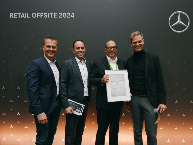 Geschäftsführer Heinrich Rosier (2. v. r.) nahm die Auszeichnung in Berlin von Jörg Heinermann (v. l.), Leiter Mercedes-Benz Vertrieb Deutschland (MBD), David Perdomo Hollatz, Leiter Mercedes-Benz Vans Deutschland sowie Andreas Böger, Leiter Retail und Online Sales Mercedes-Benz Vans Deutschland, entgegen. (Foto: Autohaus Heinrich Rosier GmbH)
