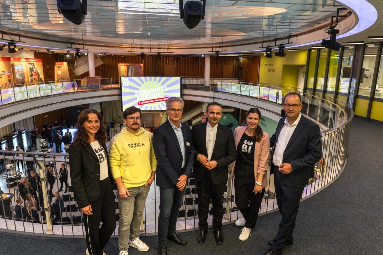 Markentag mit Zukunftsfreude in der Wissenswerkstadt: (v. l.) Kati Bölefahr, Giovanni Fusarelli, die beiden Gastreferenten Dirk Helmold und Professor Pero Mićić, Marisa Kotthaus und Martin Knabenreich (Foto: Bielefeld Marketing | Tim Fröhlich)