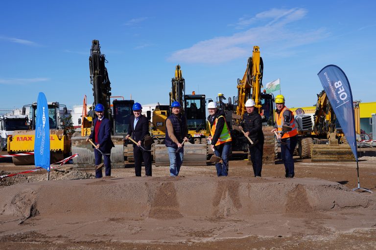 v.l.n.r.: Markus Dresel (Gebietsleiter Süd Nagel-Group), Andre Pleines (Executive Director Real Estate Nagel-Group), Phillip Kalisch (Bürgermeister Emleben), Ralph Holeschovsky (Niederlassungsleiter Erfurt, OFB), Michael Beyer (Gesamtprojektleiter OFB), Andreas Hagen (Projektleiter, Max Bögl). (Foto: Pangert)