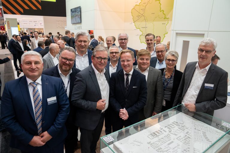 Freuen sich über einen gelungenen Auftakt auf der EXPO REAL (v. l.): Dr. Marco Trienes (Wirtschaftsförderung Paderborn), Björn Böker (OstWestfalenLippe GmbH), Ansgar Käter (VerbundVolksbank OWL eG), Michael Dreier (Bürgermeister Stadt Paderborn), Thomas Berendes (VerbundVolksbank OWL eG), Daniel Sieveke (Ministerium für Heimat, Kommunales, Bau und Digitalisierung des Landes Nordrhein-Westfalen), Arne Moritz (Bürgermeister Stadt Lippstadt), Oliver König (K&V König Architekten und Ingenieure), Claudia Warnecke (Stadt Paderborn), Albrecht Pförtner (conceptGT). (Foto: OstWestfalenLippe GmbH)