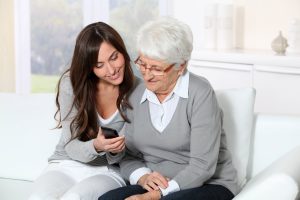 Immer mehr AOK-Versicherte nutzen vor allem das Onlineportal „Meine AOK“ im Internet über ihren PC oder per App. (Foto: AOK/Colourbox/hfr.)