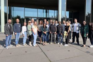 Im Projekt QualifyING starten insgesamt 21 internationale Ingenieur:innen, um auf den deutschen Arbeitsmarkt vorbereitet zu werden. Von der Hochschule Bielefeld sind zehn Studierende aus den Fachrichtungen Maschinenbau und Elektrotechnik dabei. (Foto: A. Nagendran/HSBI)