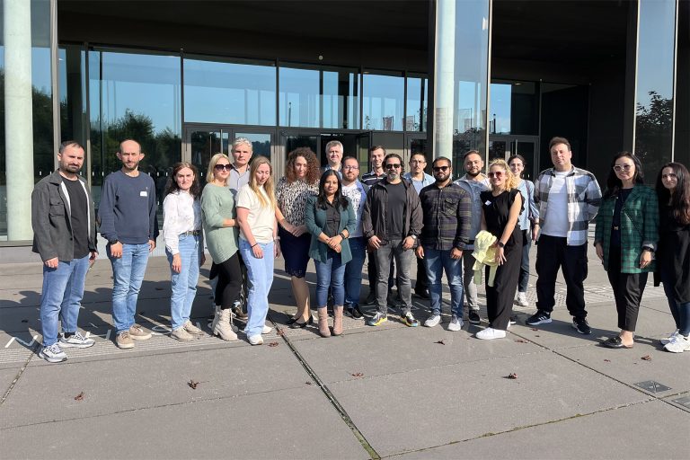 Im Projekt QualifyING starten insgesamt 21 internationale Ingenieur:innen, um auf den deutschen Arbeitsmarkt vorbereitet zu werden. Von der Hochschule Bielefeld sind zehn Studierende aus den Fachrichtungen Maschinenbau und Elektrotechnik dabei. (Foto: A. Nagendran/HSBI)