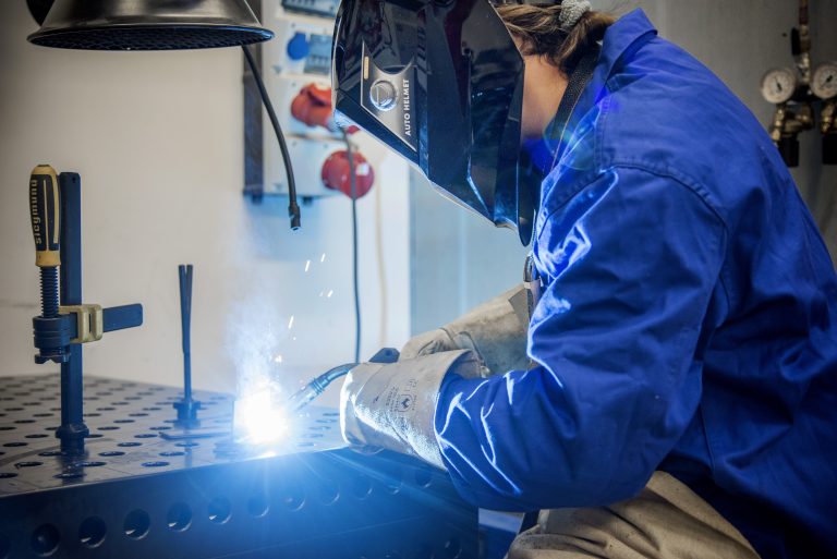 Die Wärmeeinwirkung beim Schweißen verändert die Mirostruktur des Stahls. Diese Veränderungen hat Julianna Posey in ihrer Promotion untersucht (Foto: Hochschule Osnabrück).