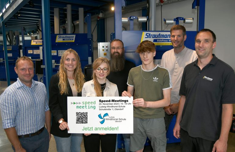Die Speedmeetings können kommen: (von links) Alexej Sotke, ArbeitgeberService der MaßArbeit, Lena Asplan, Schulsozialar-beiterin der LWS Glandorf, Annika Schütte von der Servicestel-le Schule-Wirtschaft der MaßArbeit, Jörg Ringling, Schulleiter der LWS, der Auszubildende Max, Johannes Wolken, Berufs-orientierungsbeauftragter der LWS, und Tobias Schmidt, Aus-bildungsleiter des Unternehmens Strautmann Umwelttechnik freuen sich auf die Veranstaltung am 20. November. (Foto: MaßArbeit / Uwe Lewandowski )