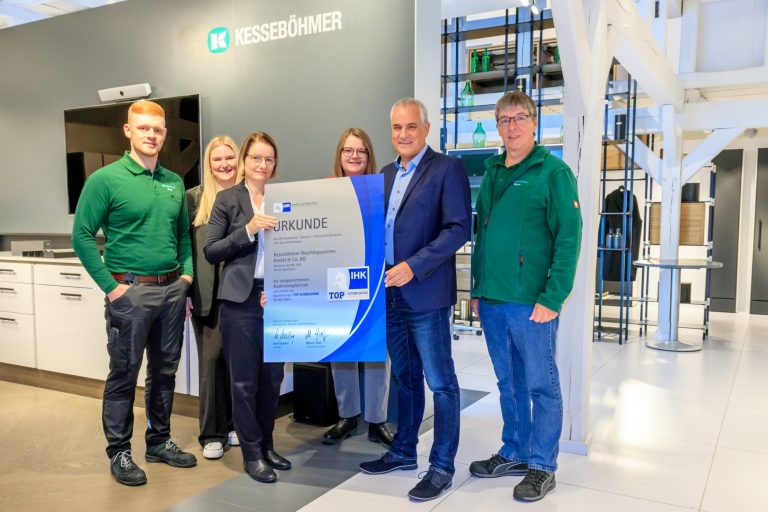 Freuten sich über die Auszeichnung: (v. l.) Ausbilder Daniel Enns, Ausbilderin Kira Tegeler, Lena Thys, Leiterin Ausbildung – Marketing & Strategie, Personalleiter Nils Pehmöller und Holger Meyer, Leiter der gewerblich-technischen Ausbildung, erhielten die Urkunde von IHK-Geschäftsbereichsleiterin Aus- und Weiterbildung, Juliane Hünefeld-Linkermann (3. v. l.). (Foto: IHK/Birgit Brüggemann)