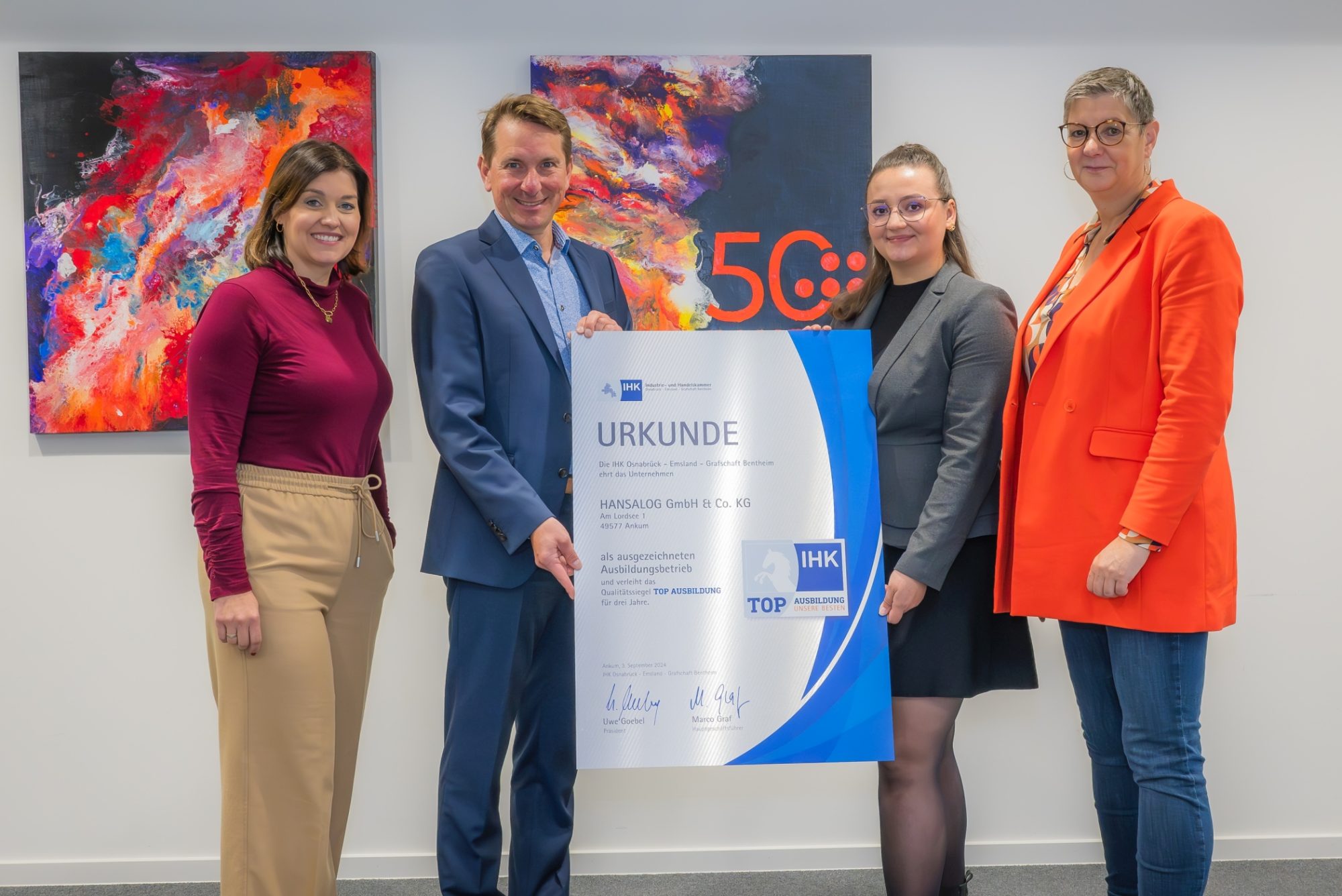 IHK-Hauptgeschäftsführer Marco Graf (2.v.l.) gratulierte Hansalog-Geschäftsführerin Simone Gövert, Ausbildungskoordinatorin Liana Arlinghaus und Geschäftsführerin Jutta Kirk-Lahrmann (von links) zur erneuten Auszeichnung aus TOP-Ausbildungsbetrieb. (Bildquelle: IHK/Helmut Kramer).