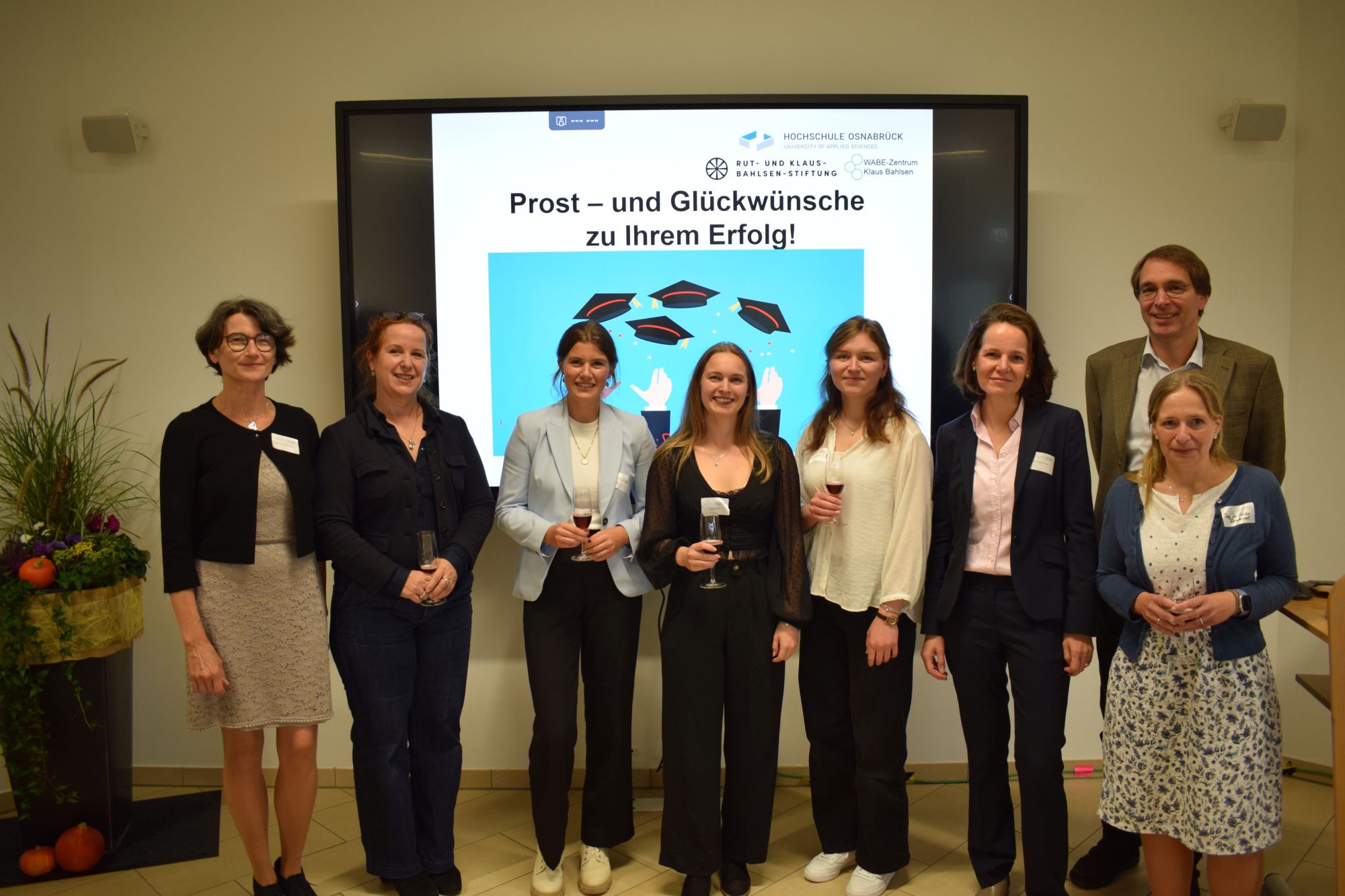 Prof. Dr. Dorothee Straka und Dr. Sabine Schopp mit den Gewinnerinnen des Klaus Bahlsen Preises und den Betreuerinnen und Betreuern: v.l.: Prof. Dr. Dorothee Straka, Prof. Dr. Karin Schnitker, Lena Kuschel, Carina Hartfiel, Lea Maria Barbara Wittmann, Dr. Sabine Schopp, Prof. Dr. Diemo Daum, Prof. Dr. Sabine Bornkessel (Foto: Hochschule Osnabrück)
