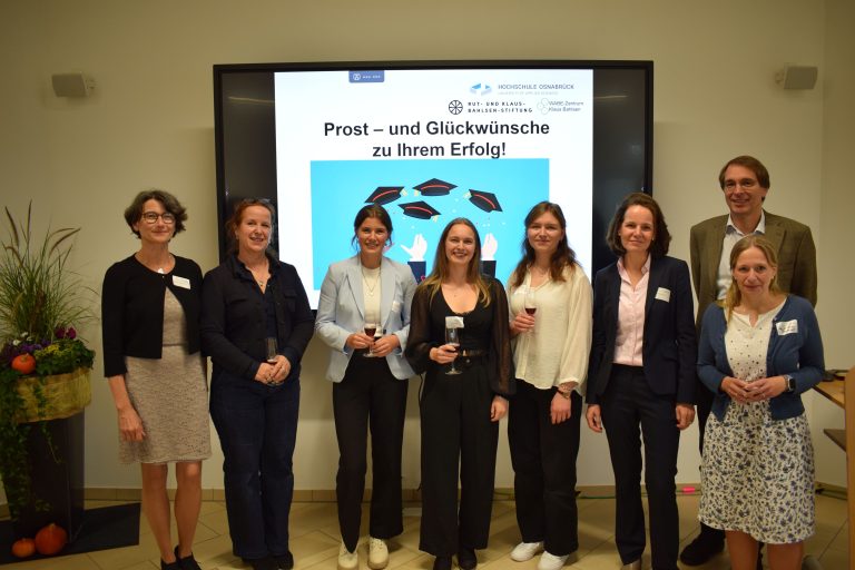 Prof. Dr. Dorothee Straka und Dr. Sabine Schopp mit den Gewinnerinnen des Klaus Bahlsen Preises und den Betreuerinnen und Betreuern: v.l.: Prof. Dr. Dorothee Straka, Prof. Dr. Karin Schnitker, Lena Kuschel, Carina Hartfiel, Lea Maria Barbara Wittmann, Dr. Sabine Schopp, Prof. Dr. Diemo Daum, Prof. Dr. Sabine Bornkessel (Foto: Hochschule Osnabrück)