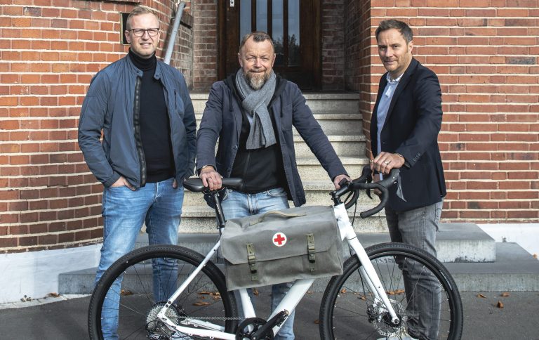 Matthias Wittich vom gleichnamigen Großhandel für Autoteile hat jetzt für die rund 200 Mitarbeiterinnen und Mitarbeitern der Gruppe eine eigene Betriebliche Krankenzusatzversorgung eingerichtet. Die leistet viel von dem, was sonst nur Privatversicherte erhalten, und animiert zu mehr Vorsorge und Sport. Partner sind unter anderen die Mediziner Dr. Tim Alexander Niedergassel (links) und Dr. Andreas Elsner vom Deutschen Institut für Orthopädie, Osteopathie und Sportmedizin (DIOOS) in Bielefeld (Foto: Fritz Wittich GmbH)