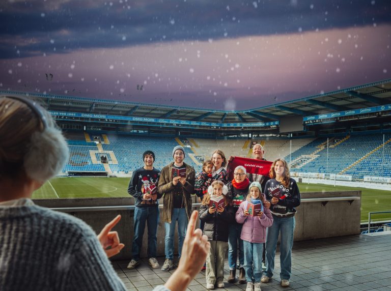 Bei „Bielefeld singt!“ kommen Menschen aller Generationen zusammen, um sich mit Weihnachtsliedern gemeinsam auf die Festtage einzustimmen. (Bildnachweis: Bielefeld Marketing | Tim Fröhlich, Detering Design)
