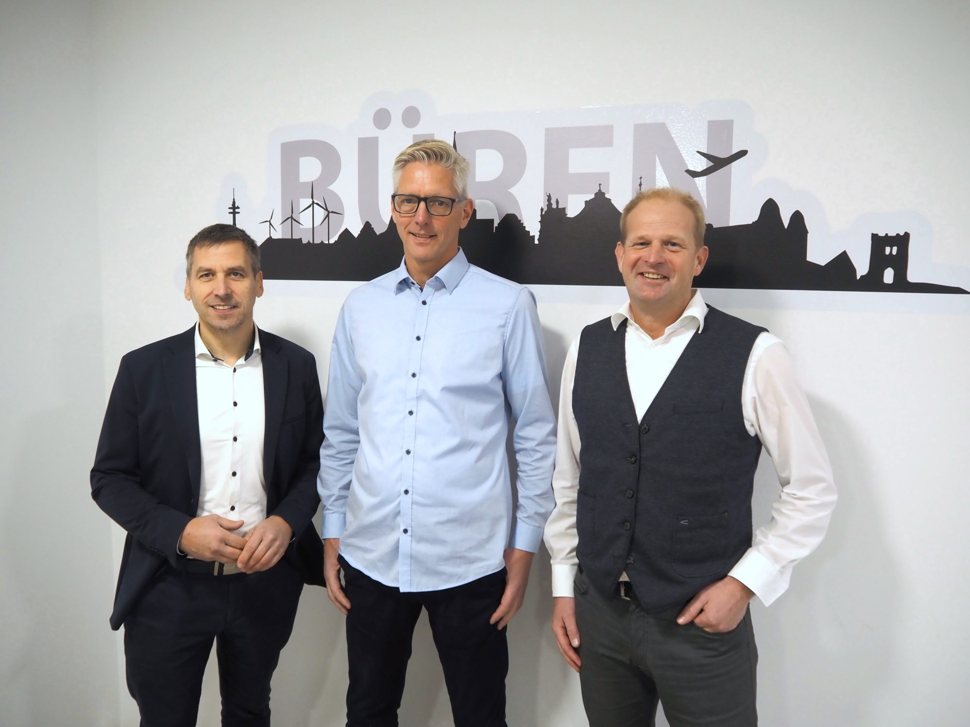 Auf eine erfolgreiche Zusammenarbeit bei der Stadt Büren (v. l.): Bürgermeister Burkhard Schwuchow, Franz-Josef Steinkemper (Abteilungsleiter Infrastruktur) und Jörg Altemeier (Abteilungsleiter Zentrale Dienste) (Foto: Stadt Büren)
