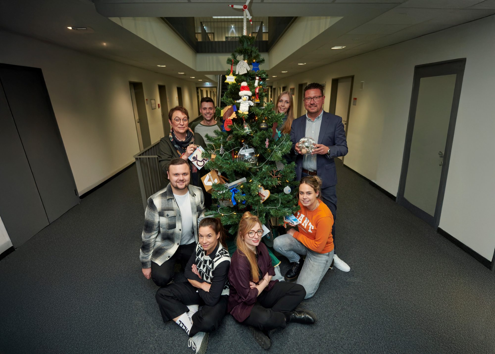 Der Baum steht, die Aktion Advent sucht Talent kann beginnen: Darauf freuen sich stehend von links MaßArbeit-Bereichsleiterin Susanne Steininger, die Ausbildungslotsen Stefan Loureiro Sil-va und Carolin Pieper sowie MaßArbeit-Vorstand Lars Hell-mers. Sitzend von links Ausbildungslotse und #JustBest!-Mitarbeiter Dennis Reinelt, Katja Bielefeld und Annika Schütte von der Servicestelle Schule-Wirtschaft sowie Janika Günter vom Projekt #JustBest!. (Foto: MaßArbeit / Uwe Lewandowski)