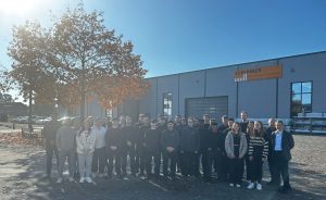 Im Kreis Gütersloh nutzen die Schirmer Maschinen GmbH und die Wirus Fenster GmbH & Co. KG die örtliche Nähe, um die Ausbildung ihres Fachkräftenachwuchses abwechslungsreicher zu gestalten. Beide Unternehmen praktizieren seit Oktober 2024 einen Auszubildendenaustausch. (Fotos: Schirmer Maschinen)